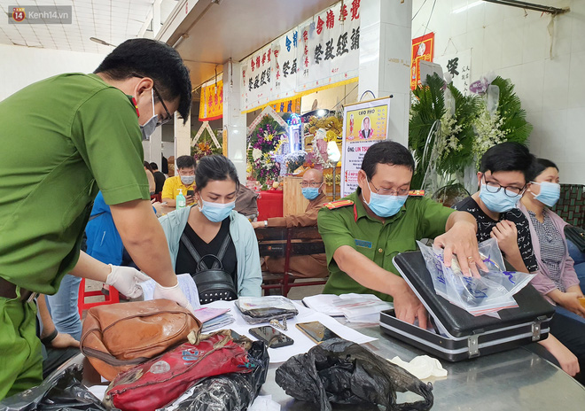 Người thân ngã quỵ, chờ đợi đón nhận 8 thi thể trong vụ cháy ở Sài Gòn: Thằng Đ. nó hẹn lên chơi ít bữa rồi về, vậy mà có về được nữa đâu-11