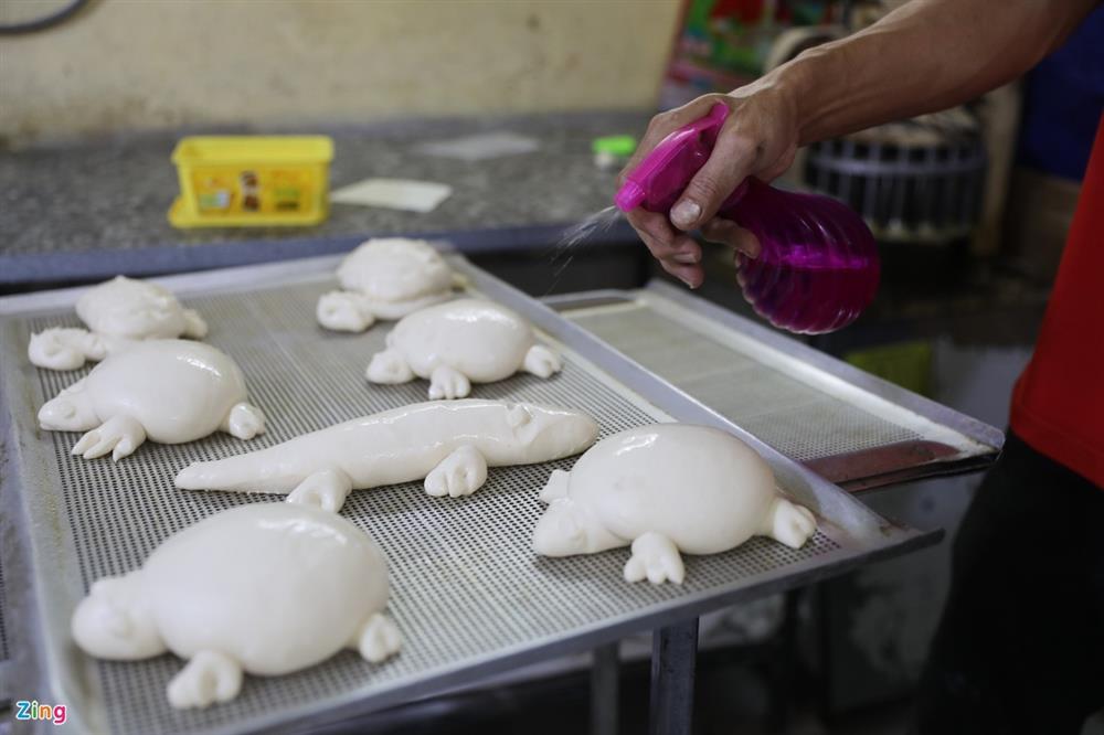 Bánh mì cá sấu khổng lồ độc đáo ở Sài Gòn-3