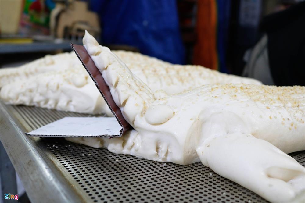 Bánh mì cá sấu khổng lồ độc đáo ở Sài Gòn-4