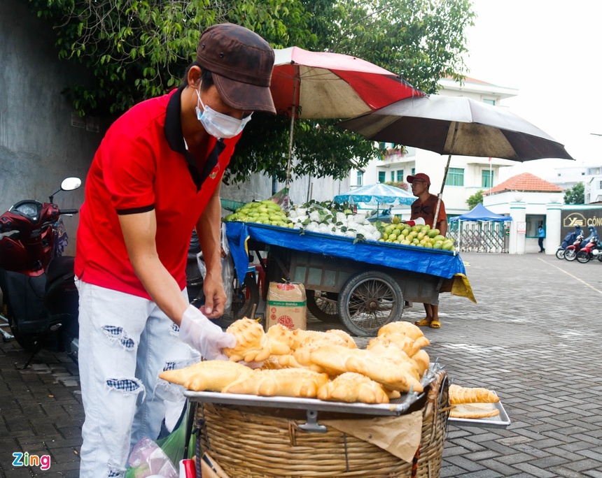 Bánh mì cá sấu khổng lồ độc đáo ở Sài Gòn-6