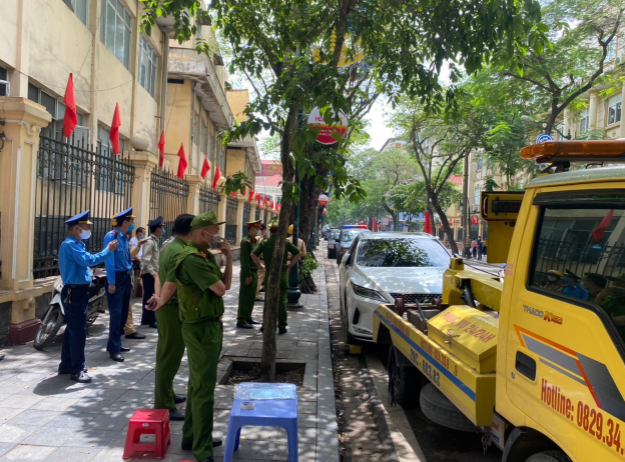 Vụ tài xế Lexus lớn tiếng biết xe của ai không: Đã đốt giấy ra vào Bộ Công an từng dán lên kính xe-2