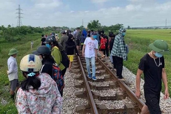 Vụ mẹ nghi sát hại con rồi ôm thi thể lên đường tàu tự tử: Tạm giữ người mẹ