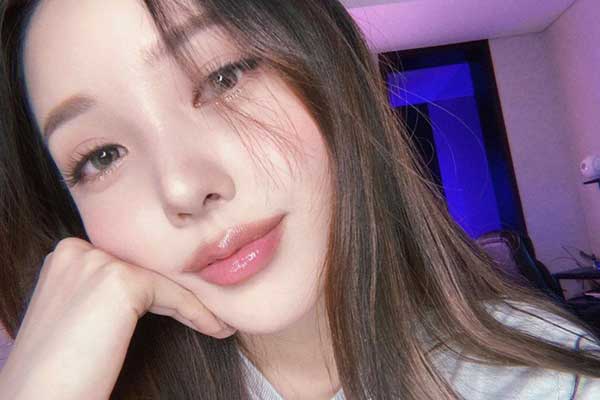 Thích mặc áo tay bồng nhưng sợ sến? Có ngay dàn sao nữ chỉ các nàng mix đồ thật chuẩn với kiểu áo bánh bèo này-10