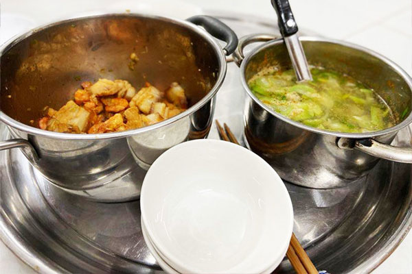 Vợ dọn mâm cơm đựng thức ăn bằng nồi, mẹ tôi gọi ngay cho thông gia-1