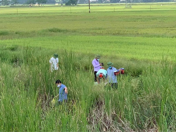 Vụ mẹ ôm con gái 7 tuổi lên đường ray lúc tàu sắp đến: Thi thể cháu bé có vết cắt sâu ở tay trái-4