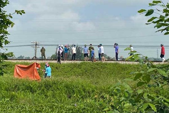 Vụ mẹ ôm con gái 7 tuổi lên đường ray lúc tàu sắp đến: Thi thể cháu bé có vết cắt sâu ở tay trái