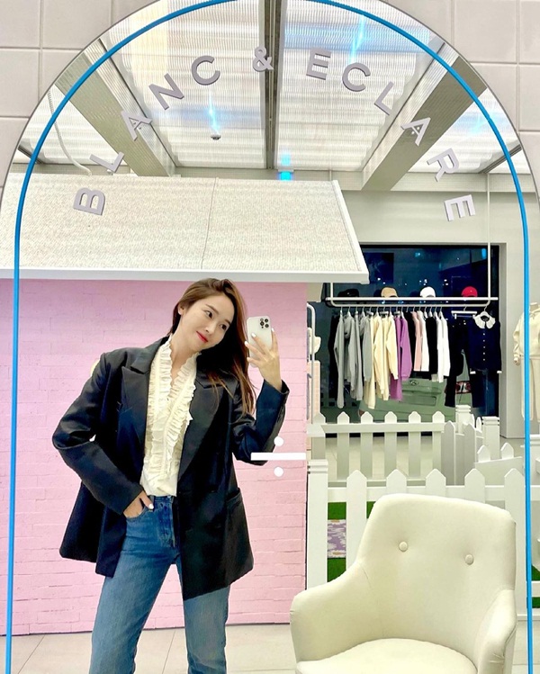 Thích mặc áo tay bồng nhưng sợ sến? Có ngay dàn sao nữ chỉ các nàng mix đồ thật chuẩn với kiểu áo bánh bèo này-5