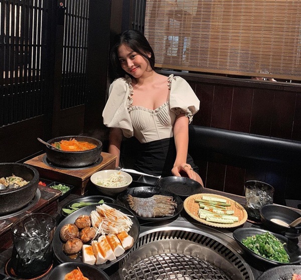 Thích mặc áo tay bồng nhưng sợ sến? Có ngay dàn sao nữ chỉ các nàng mix đồ thật chuẩn với kiểu áo bánh bèo này-8