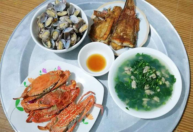 Chồng đưa 40 nghìn thách vợ đi chợ nấu được 3 món tươm tất, đến lúc dọn mâm cơm lên anh ta sốc đến rơi cả chiếc cốc-1