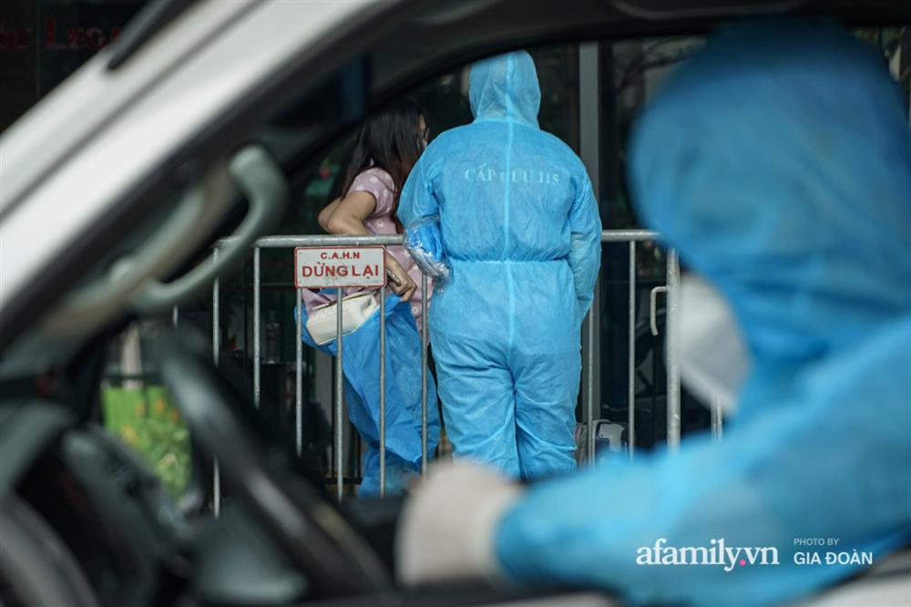 Hà Nội: Thai phụ mắc COVID-19 ở chung cư The Legacy được đưa tới khu cách ly, điều trị-7