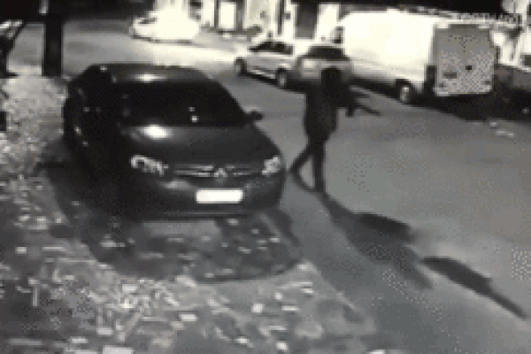 Người đàn ông đập phá hàng loạt cây ATM vì 30 tuổi chưa làm được gì-1