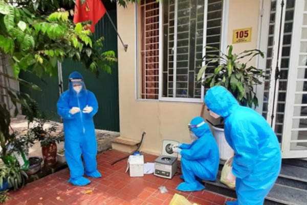 Hà Nội: Phớt lờ chỉ thị, công viên Bắc Linh Đàm vẫn đông nghịt người đá bóng, tập thể dục như chưa hề có dịch-20