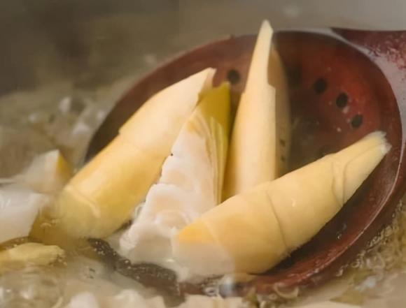 Phơi khô măng, đừng phơi trực tiếp, nhớ làm thêm 2 bước nữa thì măng khô mới trắng, ngon, để lâu không bị hỏng-3