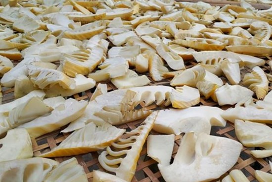 Phơi khô măng, đừng phơi trực tiếp, nhớ làm thêm 2 bước nữa thì măng khô mới trắng, ngon, để lâu không bị hỏng