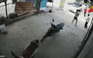 Đứa trẻ trèo lên ô tô nghịch khiến xe trôi ra đường, bố lao tới cứu nguy: Phản ứng tiếp theo của ông ta gây bức xúc-1