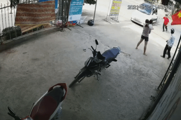 Ôtô rẽ thiếu quan sát khiến người đi xe máy ngã xuống đường-1