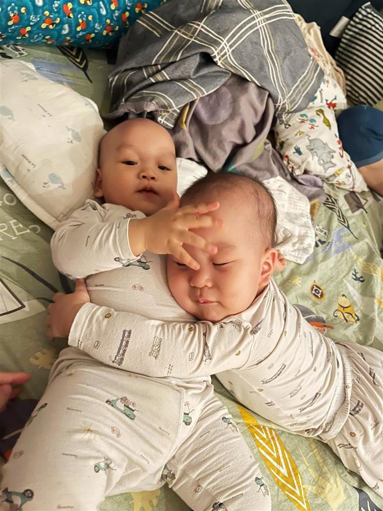 3 cặp song sinh rich kid đáng yêu nhất của các gia đình Việt, toàn nam thần nhí khiến team bỉm sữa thích mê-31