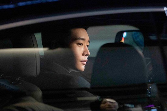 Chở vợ đến tòa ly hôn, nhìn cô ấy ngồi ở ghế sau qua gương chiếu hậu, anh đột ngột đổi lộ trình