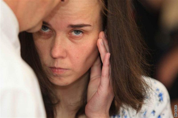 Cặp chị em đưa bé gái 12 tuổi về sống chung để cùng hành hạ các con, danh tính của đứa trẻ khi bị phanh phui khiến ai cũng run sợ-3