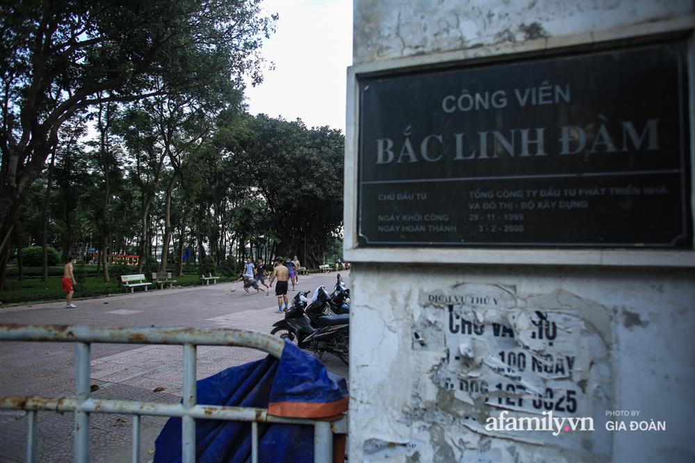Hà Nội: Phớt lờ chỉ thị, công viên Bắc Linh Đàm vẫn đông nghịt người đá bóng, tập thể dục như chưa hề có dịch-1