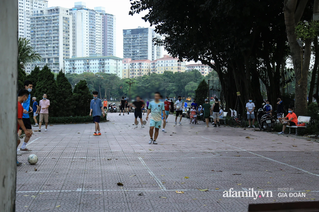 Hà Nội: Phớt lờ chỉ thị, công viên Bắc Linh Đàm vẫn đông nghịt người đá bóng, tập thể dục như chưa hề có dịch-2