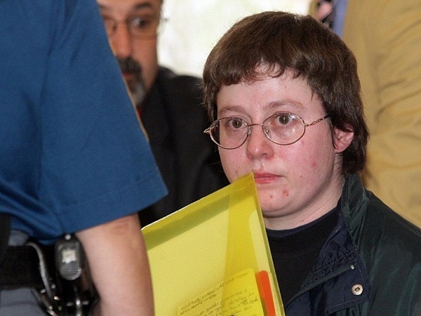 Cặp chị em đưa bé gái 12 tuổi về sống chung để cùng hành hạ các con, danh tính của đứa trẻ khi bị phanh phui khiến ai cũng run sợ-10