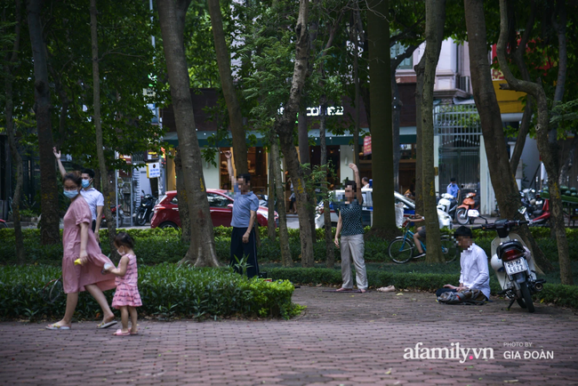 Hà Nội: Phớt lờ chỉ thị, công viên Bắc Linh Đàm vẫn đông nghịt người đá bóng, tập thể dục như chưa hề có dịch-4