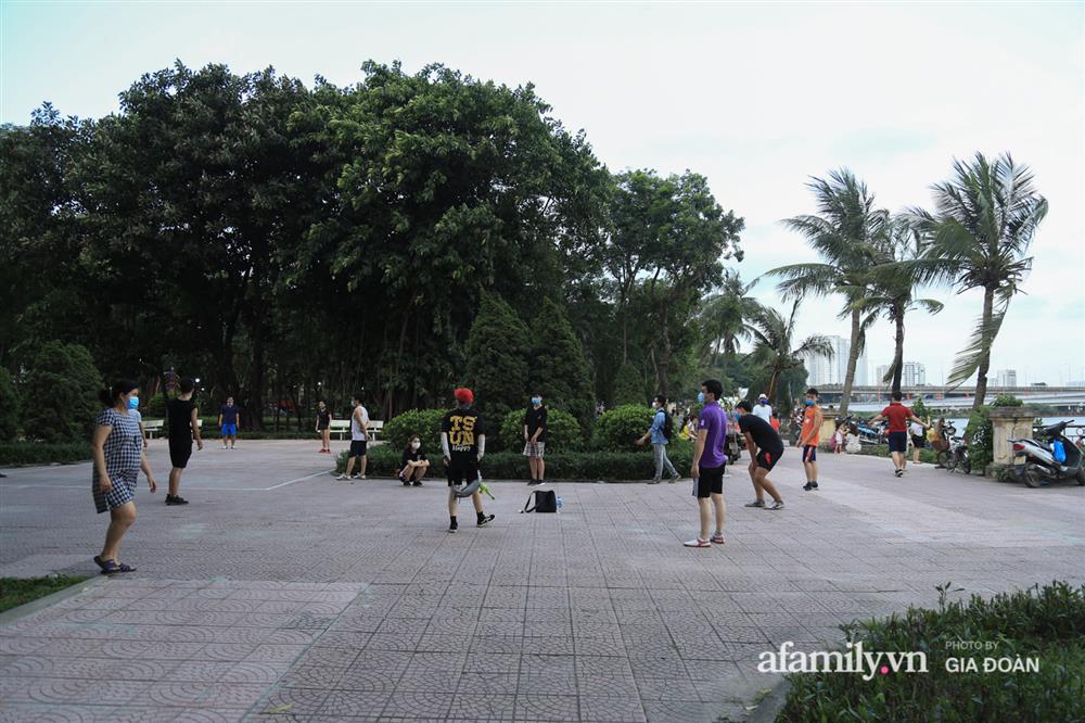Hà Nội: Phớt lờ chỉ thị, công viên Bắc Linh Đàm vẫn đông nghịt người đá bóng, tập thể dục như chưa hề có dịch-7