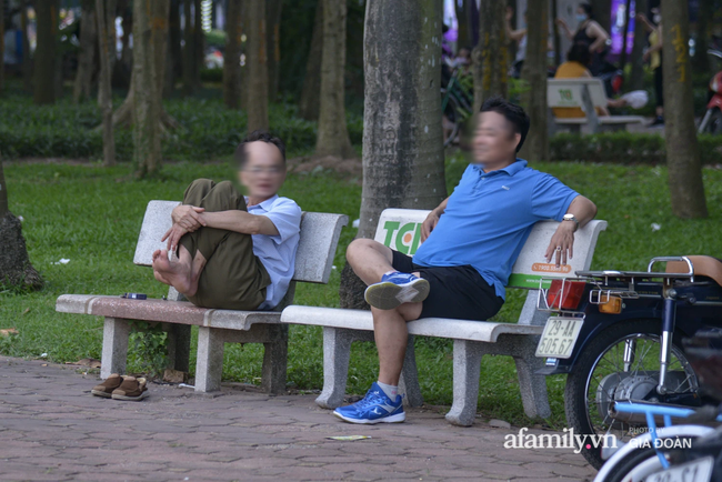 Hà Nội: Phớt lờ chỉ thị, công viên Bắc Linh Đàm vẫn đông nghịt người đá bóng, tập thể dục như chưa hề có dịch-5