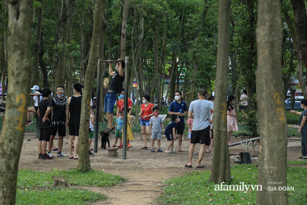 Hà Nội: Phớt lờ chỉ thị, công viên Bắc Linh Đàm vẫn đông nghịt người đá bóng, tập thể dục như chưa hề có dịch-8