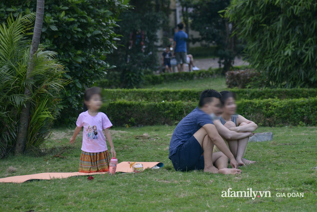 Hà Nội: Phớt lờ chỉ thị, công viên Bắc Linh Đàm vẫn đông nghịt người đá bóng, tập thể dục như chưa hề có dịch-6