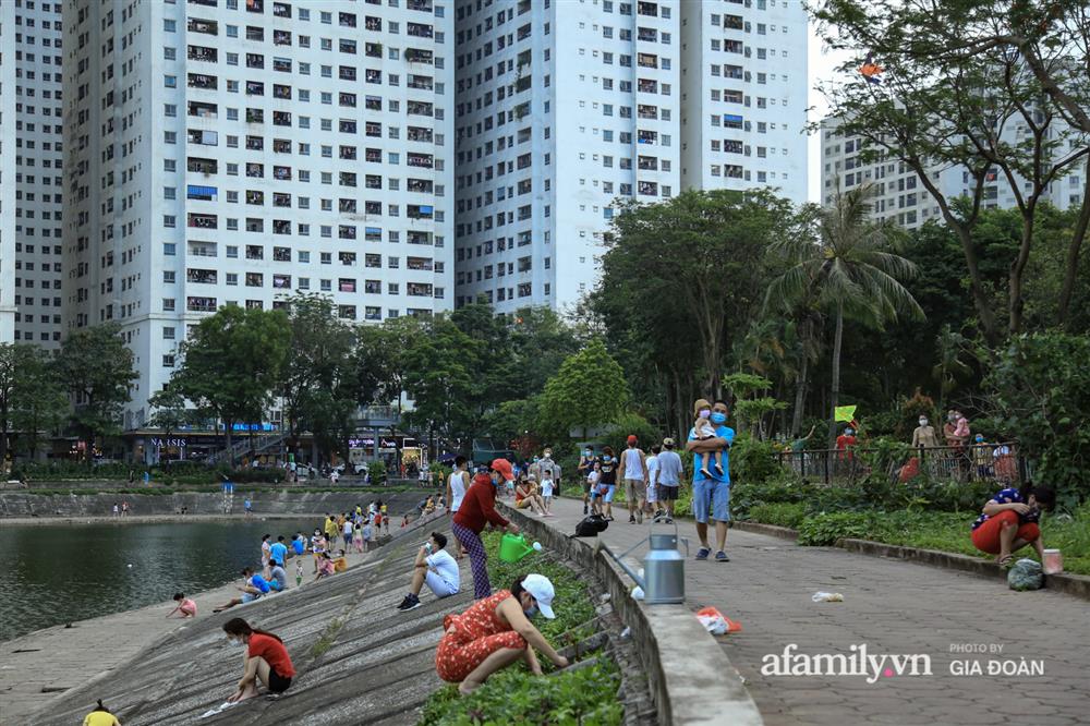 Hà Nội: Phớt lờ chỉ thị, công viên Bắc Linh Đàm vẫn đông nghịt người đá bóng, tập thể dục như chưa hề có dịch-9