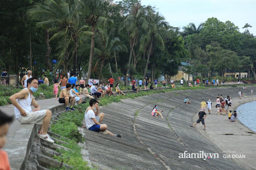 Hà Nội: Phớt lờ chỉ thị, công viên Bắc Linh Đàm vẫn đông nghịt người đá bóng, tập thể dục như chưa hề có dịch-10