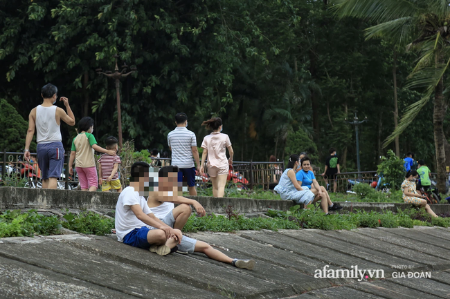 Hà Nội: Phớt lờ chỉ thị, công viên Bắc Linh Đàm vẫn đông nghịt người đá bóng, tập thể dục như chưa hề có dịch-11