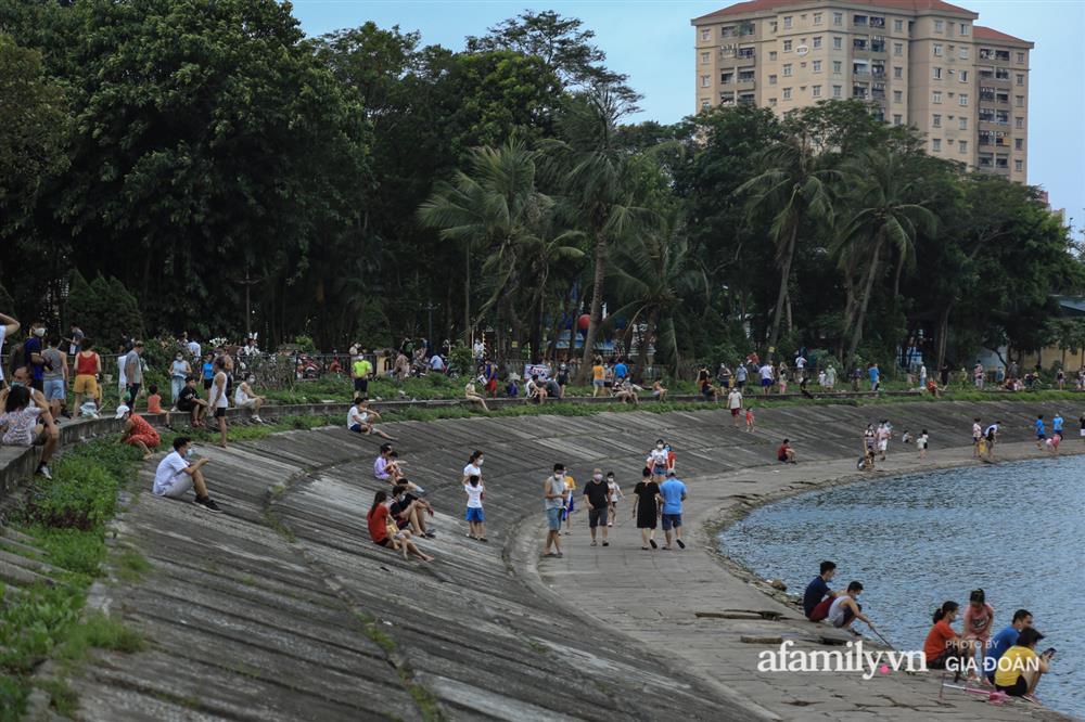 Hà Nội: Phớt lờ chỉ thị, công viên Bắc Linh Đàm vẫn đông nghịt người đá bóng, tập thể dục như chưa hề có dịch-13