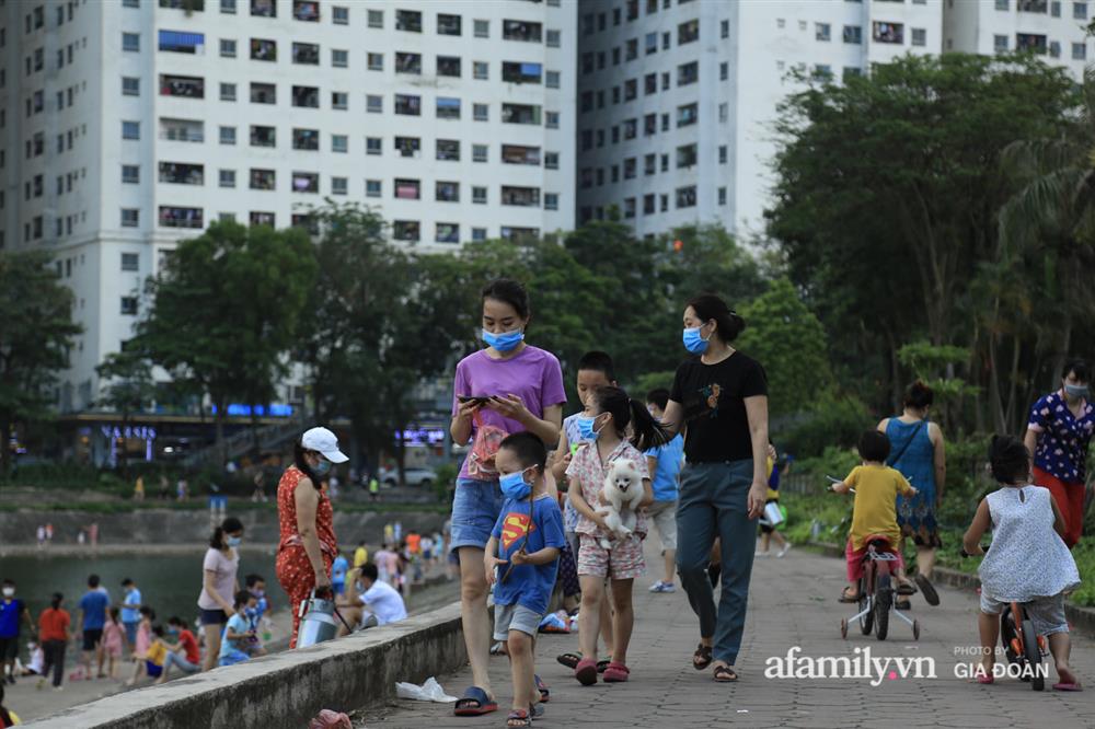 Hà Nội: Phớt lờ chỉ thị, công viên Bắc Linh Đàm vẫn đông nghịt người đá bóng, tập thể dục như chưa hề có dịch-14