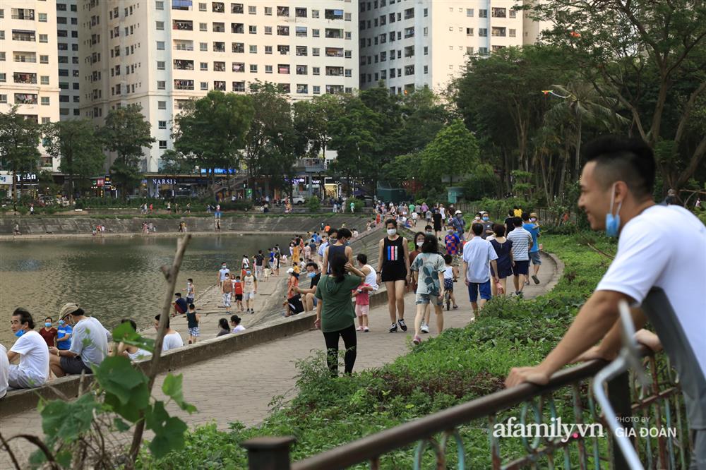 Hà Nội: Phớt lờ chỉ thị, công viên Bắc Linh Đàm vẫn đông nghịt người đá bóng, tập thể dục như chưa hề có dịch-17