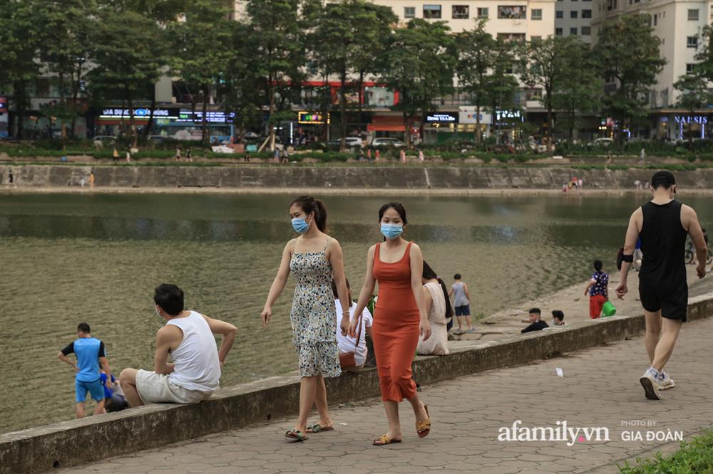 Hà Nội: Phớt lờ chỉ thị, công viên Bắc Linh Đàm vẫn đông nghịt người đá bóng, tập thể dục như chưa hề có dịch-19
