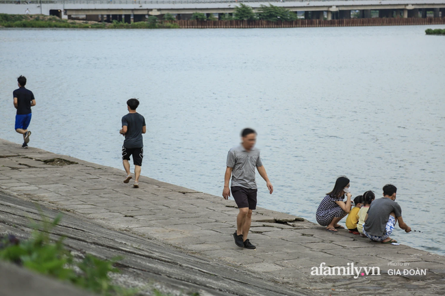 Hà Nội: Phớt lờ chỉ thị, công viên Bắc Linh Đàm vẫn đông nghịt người đá bóng, tập thể dục như chưa hề có dịch-15