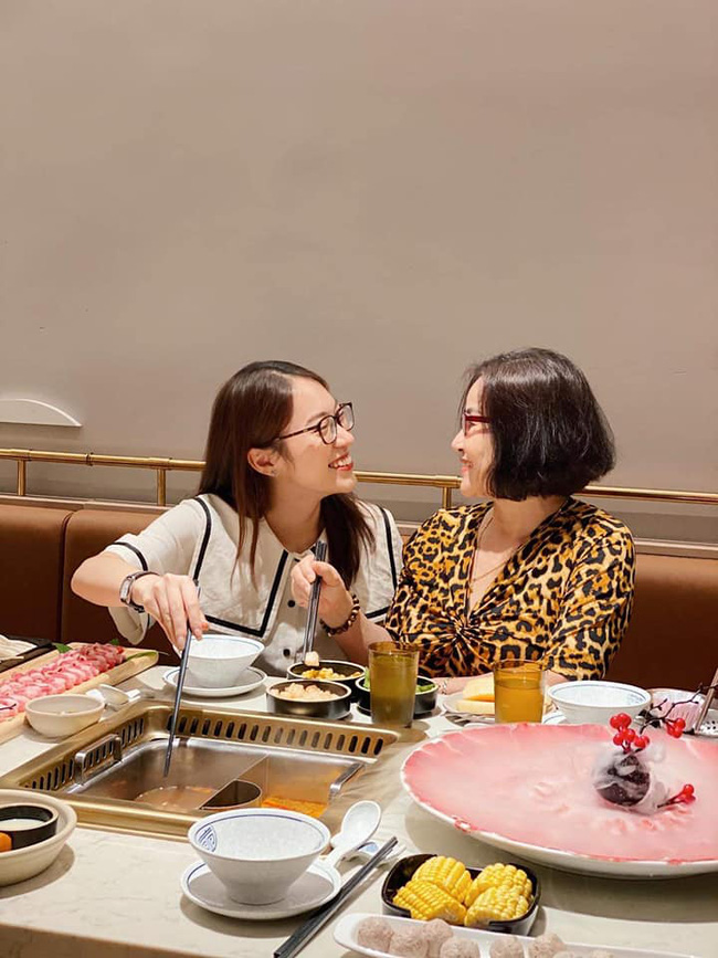 Khánh Vy 7 thứ tiếng lần đầu tiết lộ câu chuyện được mẹ sinh ra khi đã ở tuổi 40 khiến nhiều người xúc động-3