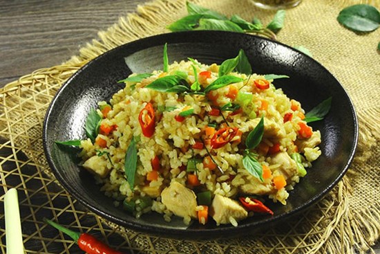 Học cách làm cơm chiên gà kiểu Thái thơm ngon mới lạ