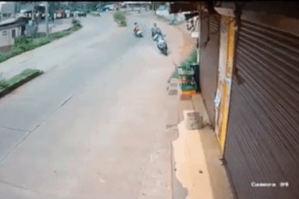 Tránh cô gái dừng xe bất ngờ, người đàn ông đâm vào vệ đường rồi văng lên không trung