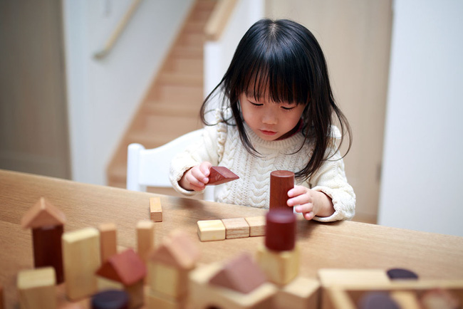 Muốn biết IQ của con mình có cao không, cha mẹ hãy quan sát 3 dấu hiệu của đứa trẻ có não phải phát triển dưới đây-3