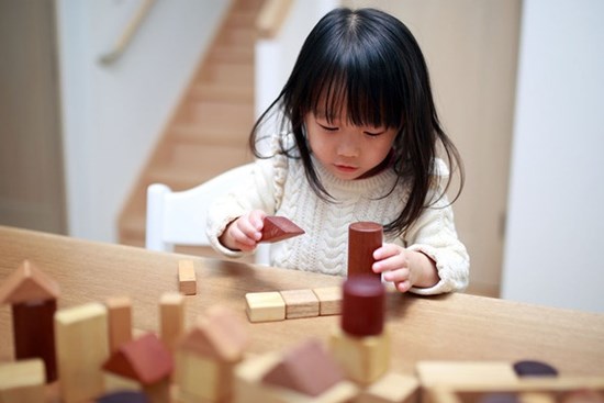 Muốn biết IQ của con mình có cao không, cha mẹ hãy quan sát 3 dấu hiệu của đứa trẻ có não phải phát triển dưới đây