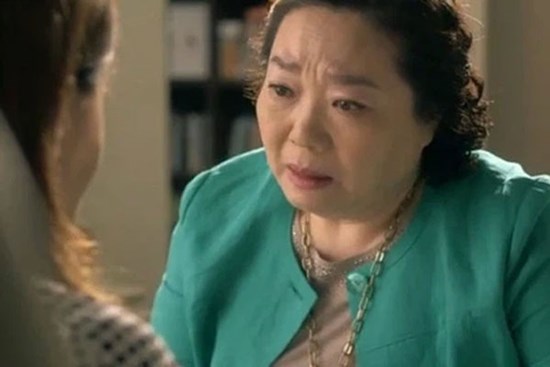 Sau đám cưới, mẹ mang ra cuốn sổ nhàu nát mong tôi đưa hết vàng cưới cho bà, tôi vừa đồng ý thì vợ đã phản ứng dữ dội