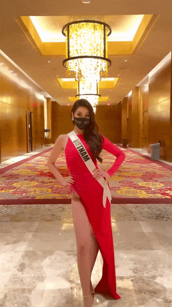 Diện đầm xẻ hiểm, Khánh Vân catwalk xoay 1 cú lộ luôn điểm nhạy cảm-5