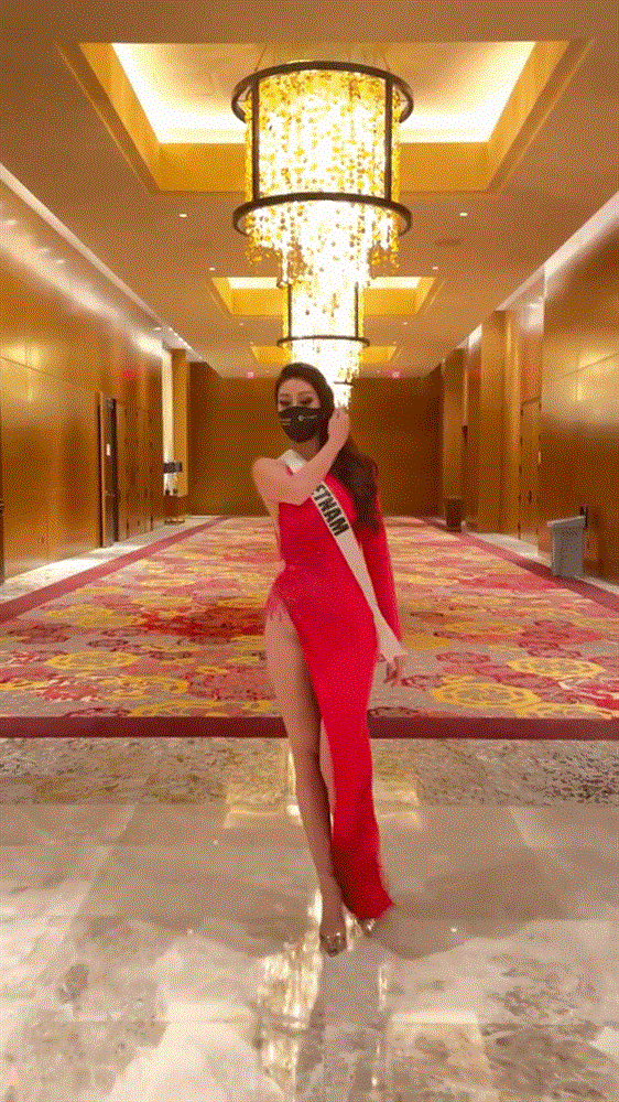 Diện đầm xẻ hiểm, Khánh Vân catwalk xoay 1 cú lộ luôn điểm nhạy cảm-8