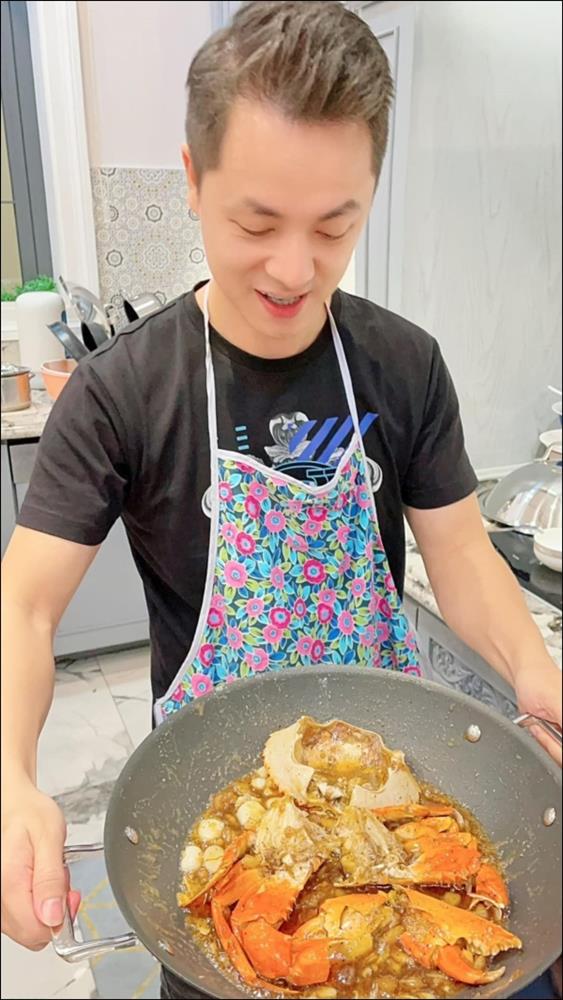 Khéo chiều vợ con, Đăng Khôi trổ tài vào bếp làm món cua sốt tiêu đen, lần đầu mà xuất sắc chuẩn nhà hàng-4