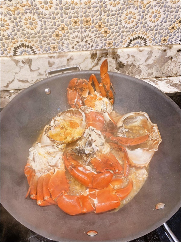 Khéo chiều vợ con, Đăng Khôi trổ tài vào bếp làm món cua sốt tiêu đen, lần đầu mà&nbsp;xuất sắc chuẩn nhà hàng-7