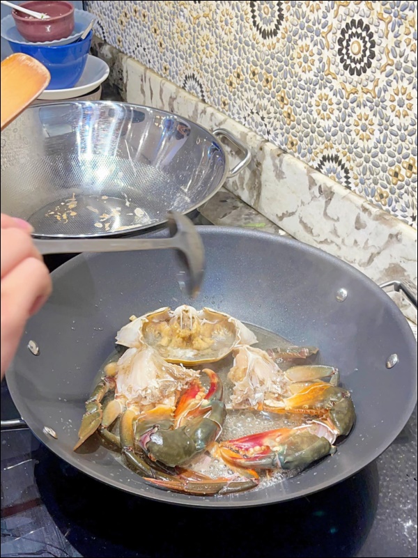 Khéo chiều vợ con, Đăng Khôi trổ tài vào bếp làm món cua sốt tiêu đen, lần đầu mà xuất sắc chuẩn nhà hàng-6